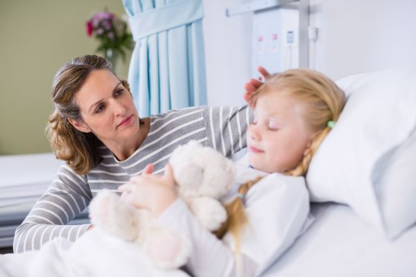 Wir erstatten jährlich bis zu 100 € für die Mitaufnahme eines Elternteils im Krankenhaus bei Kindern im Alter von 0-9 Jahren